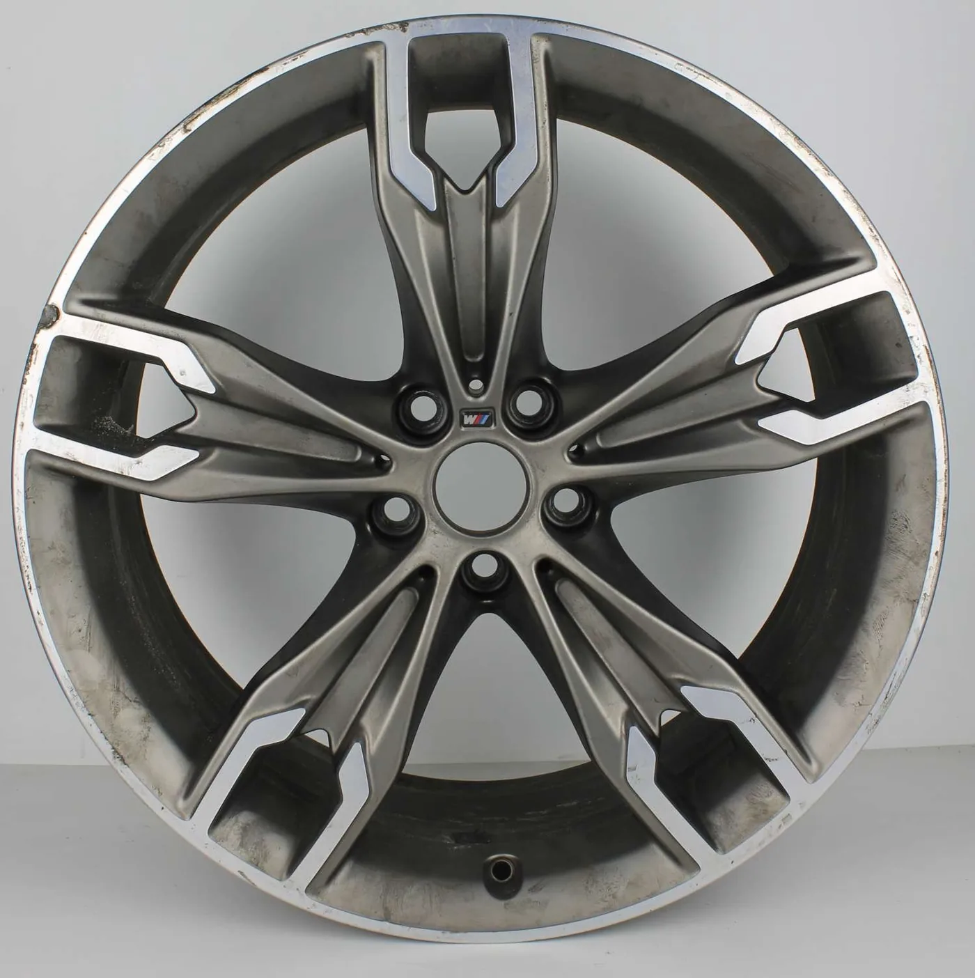 BMW-velg gestraald en opnieuw gepoedercoat, voor de behandeling